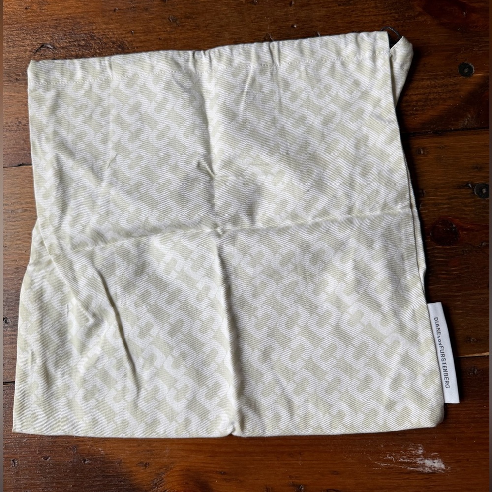 Diane Von Furstenberg Cream Patterned Bag - Picture 3 of 4